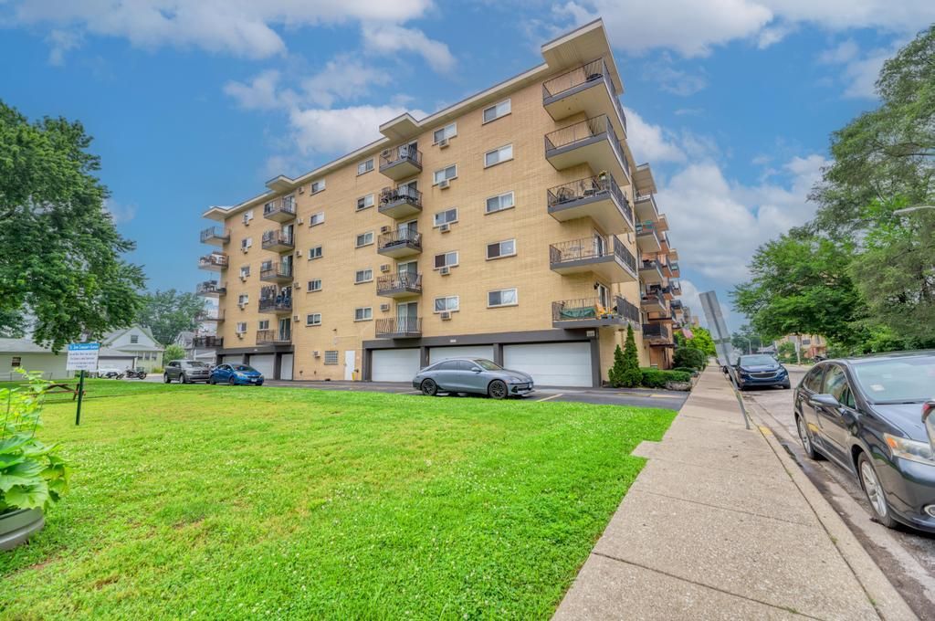 7428 WASHINGTON Street 605, Forest Park, IL 60130