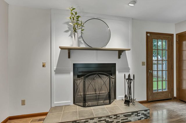 830 N Briarwood Rd, Derby, KS 67037