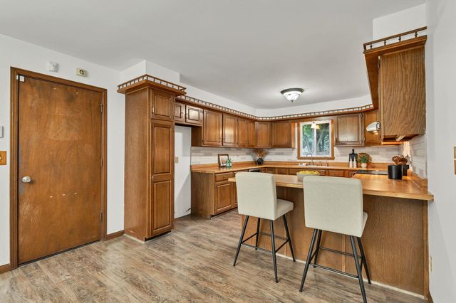 830 N Briarwood Rd, Derby, KS 67037