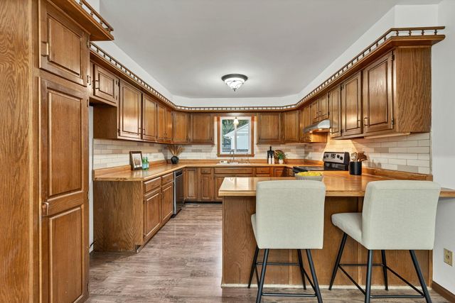 830 N Briarwood Rd, Derby, KS 67037