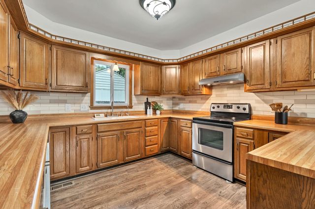 830 N Briarwood Rd, Derby, KS 67037