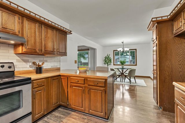 830 N Briarwood Rd, Derby, KS 67037