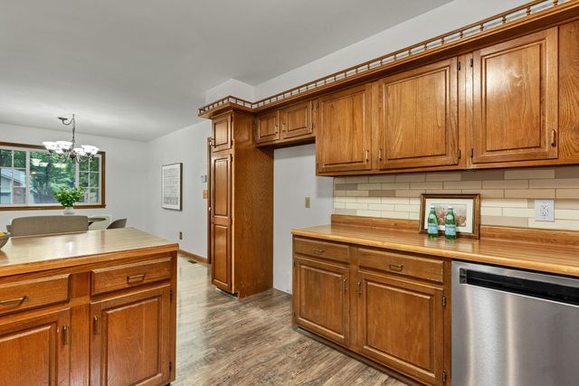 830 N Briarwood Rd, Derby, KS 67037