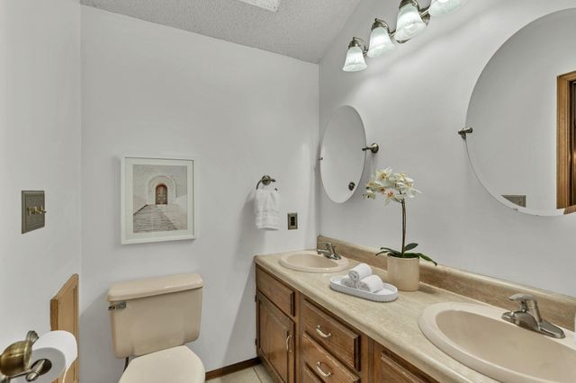 830 N Briarwood Rd, Derby, KS 67037