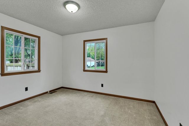 830 N Briarwood Rd, Derby, KS 67037