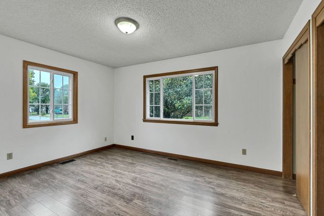 830 N Briarwood Rd, Derby, KS 67037