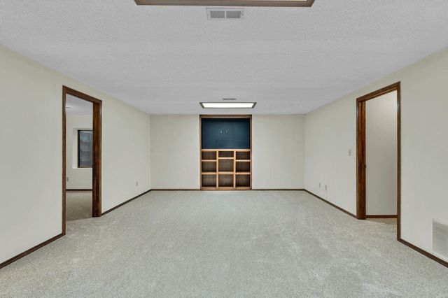830 N Briarwood Rd, Derby, KS 67037
