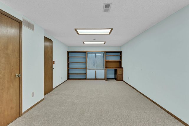 830 N Briarwood Rd, Derby, KS 67037