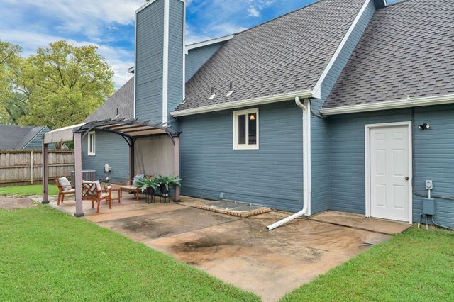 830 N Briarwood Rd, Derby, KS 67037