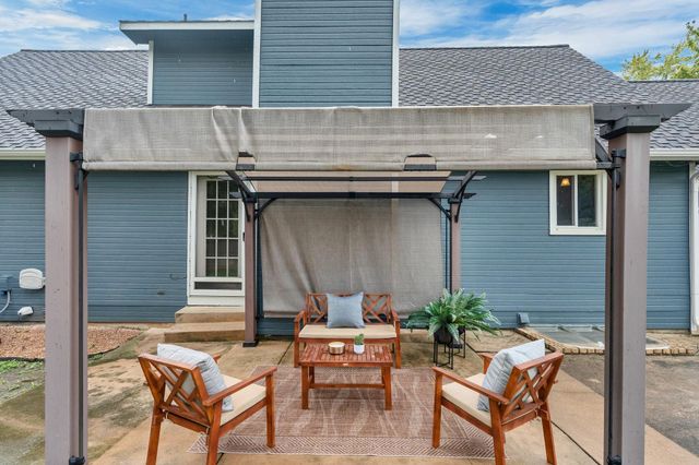 830 N Briarwood Rd, Derby, KS 67037