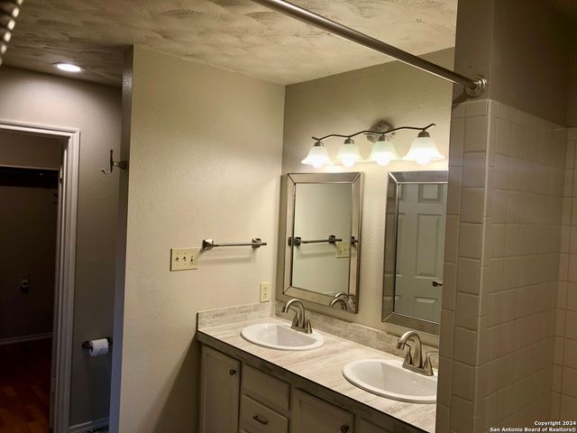 1 CHAPARRAL HILL DR, Boerne, TX 78006