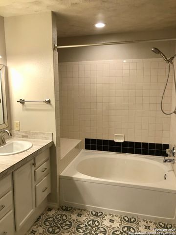 1 CHAPARRAL HILL DR, Boerne, TX 78006