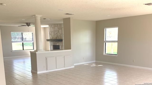 1 CHAPARRAL HILL DR, Boerne, TX 78006