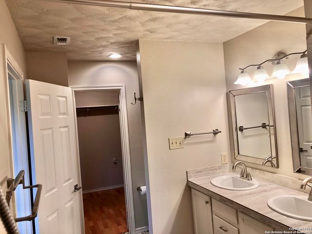 1 CHAPARRAL HILL DR, Boerne, TX 78006