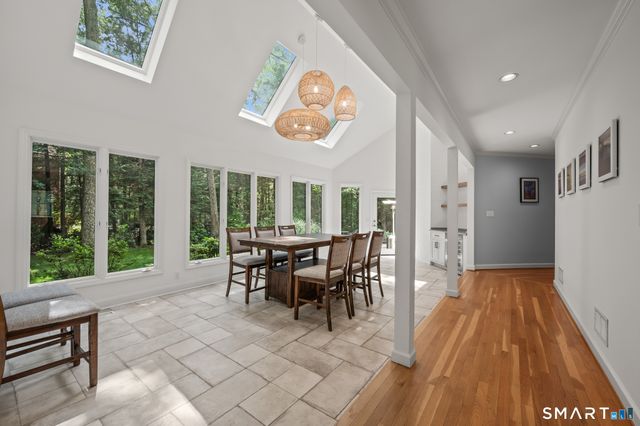 4 Windsor Court, Farmington, CT 06032