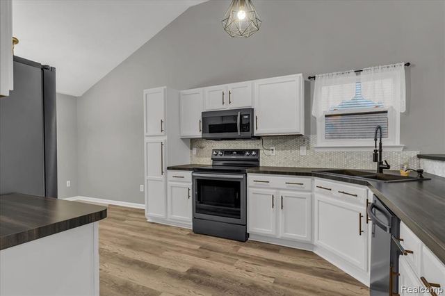 23676 Lori Drive, Flat Rock, MI 48134