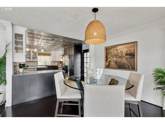 5557 RIVER St, West Linn, OR 97068