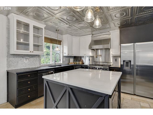 5557 RIVER St, West Linn, OR 97068