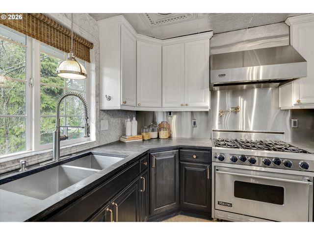 5557 RIVER St, West Linn, OR 97068