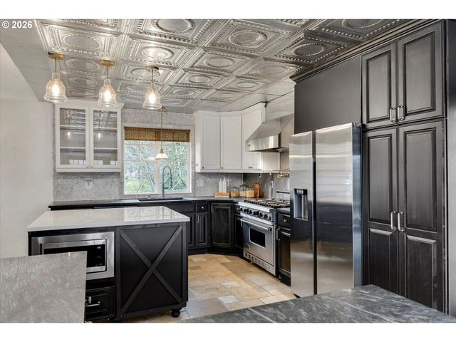 5557 RIVER St, West Linn, OR 97068