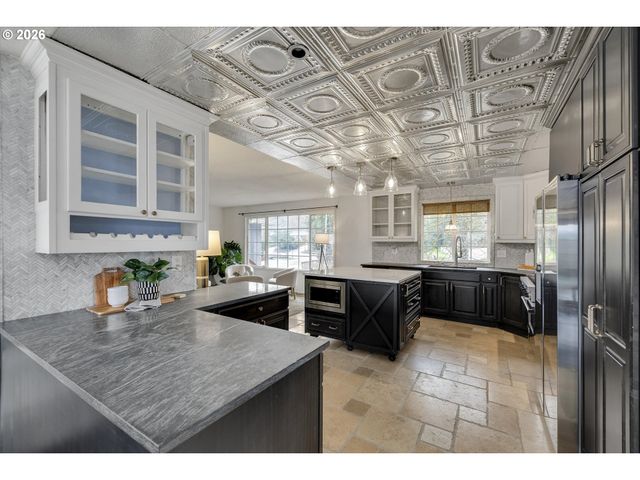 5557 RIVER St, West Linn, OR 97068