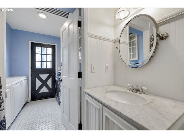 5557 RIVER St, West Linn, OR 97068