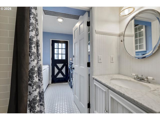 5557 RIVER St, West Linn, OR 97068