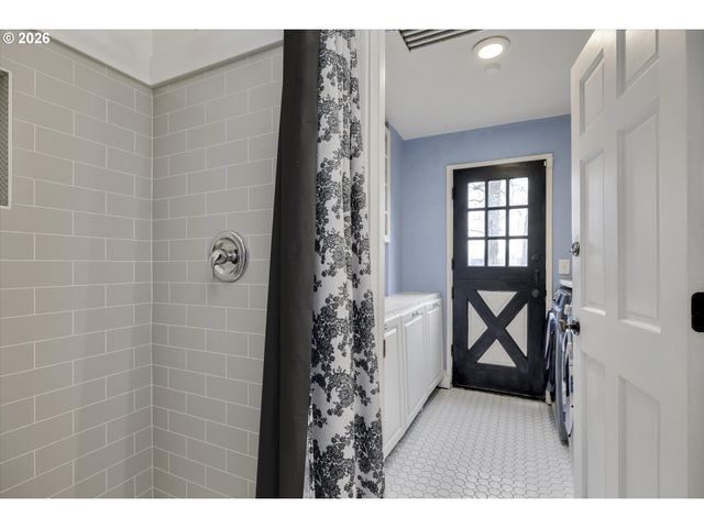 5557 RIVER St, West Linn, OR 97068