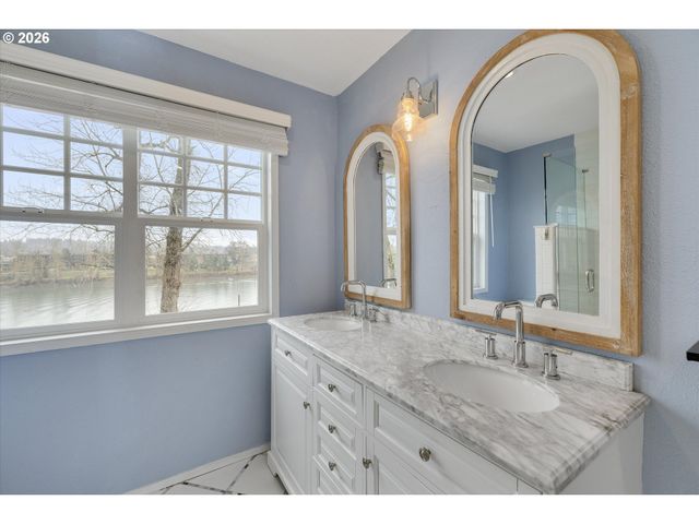 5557 RIVER St, West Linn, OR 97068