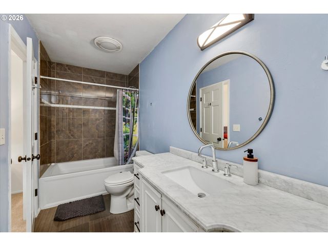 5557 RIVER St, West Linn, OR 97068