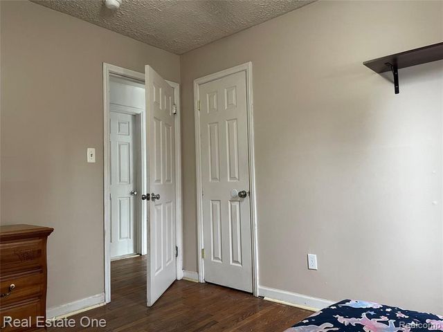 34321 John Street, Wayne, MI 48184