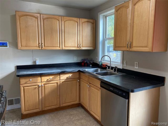 34321 John Street, Wayne, MI 48184