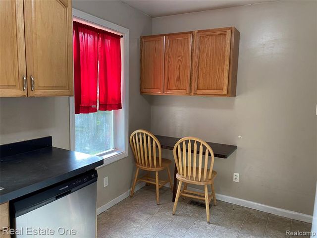 34321 John Street, Wayne, MI 48184