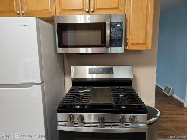 34321 John Street, Wayne, MI 48184