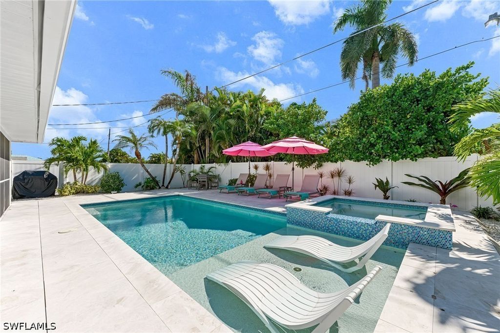 690 100th AVE N, Naples, FL 34108