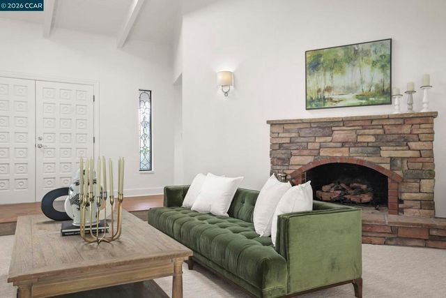 10 Darnby Ct, Orinda, CA 94563