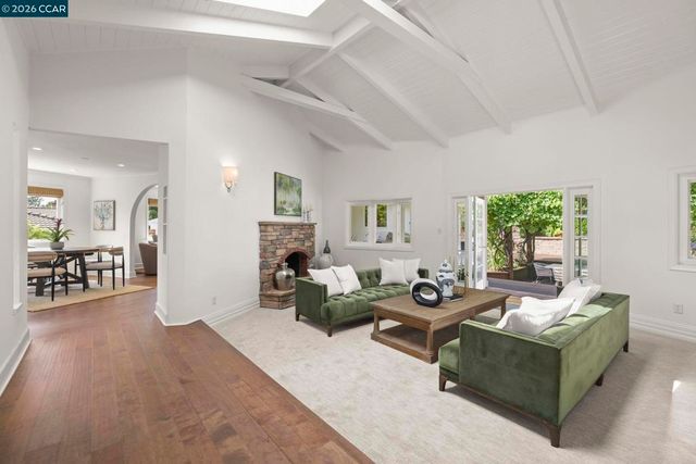 10 Darnby Ct, Orinda, CA 94563