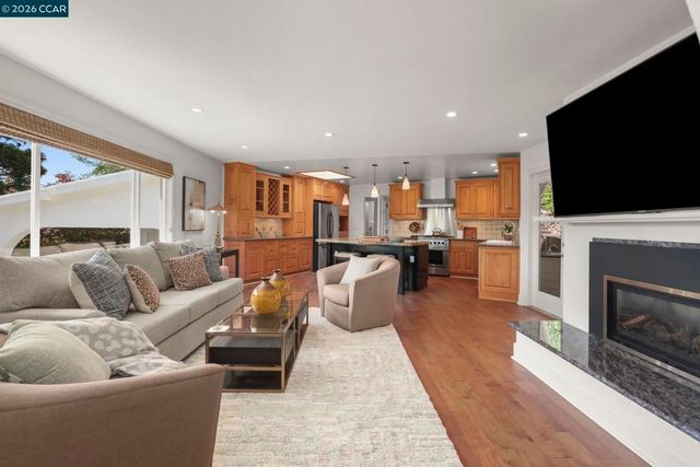 10 Darnby Ct, Orinda, CA 94563