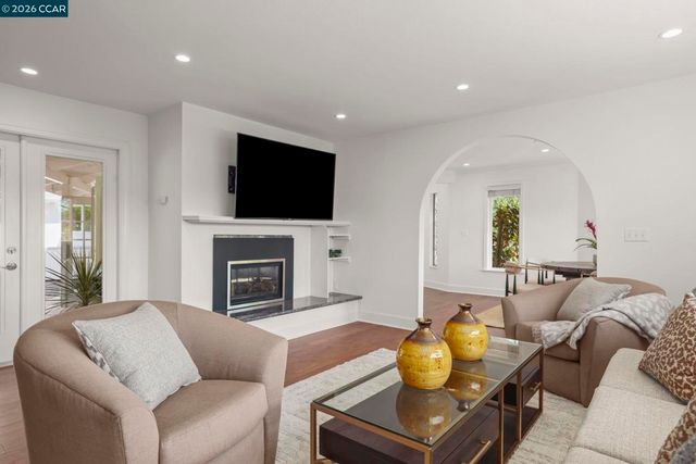10 Darnby Ct, Orinda, CA 94563