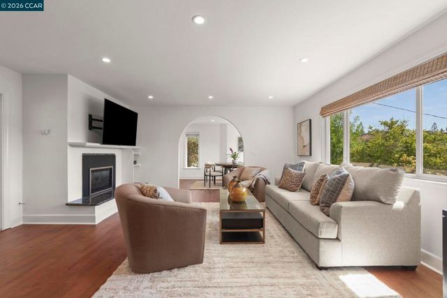 10 Darnby Ct, Orinda, CA 94563