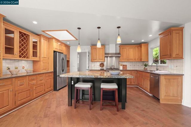 10 Darnby Ct, Orinda, CA 94563