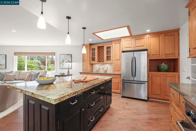10 Darnby Ct, Orinda, CA 94563