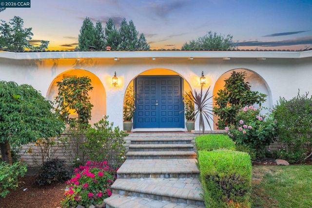 10 Darnby Ct, Orinda, CA 94563