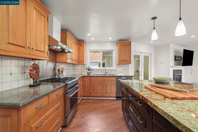 10 Darnby Ct, Orinda, CA 94563