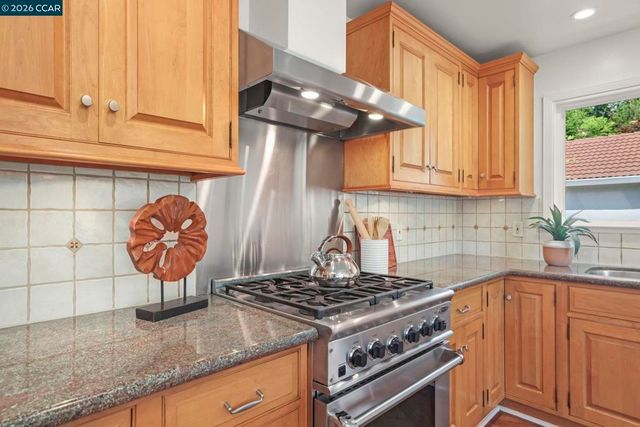 10 Darnby Ct, Orinda, CA 94563