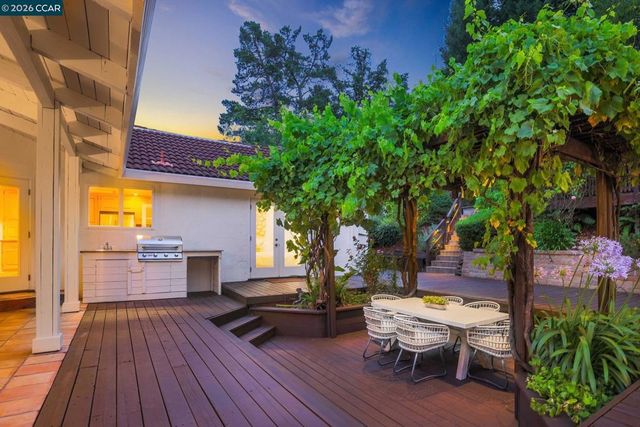 10 Darnby Ct, Orinda, CA 94563