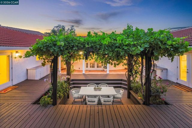 10 Darnby Ct, Orinda, CA 94563