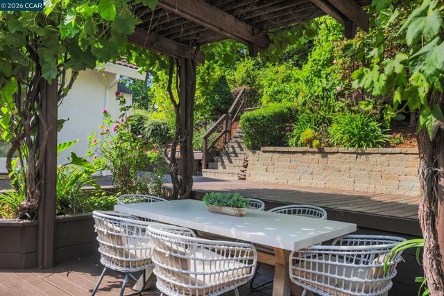 10 Darnby Ct, Orinda, CA 94563