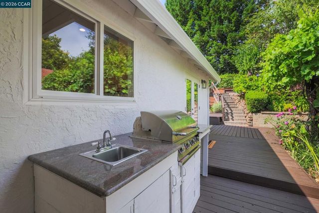 10 Darnby Ct, Orinda, CA 94563
