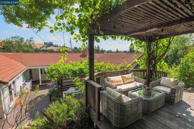 10 Darnby Ct, Orinda, CA 94563